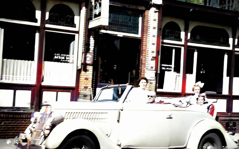 1952:twee kleine meisjes achter in de auto van oom Enno in Winschoten. Image