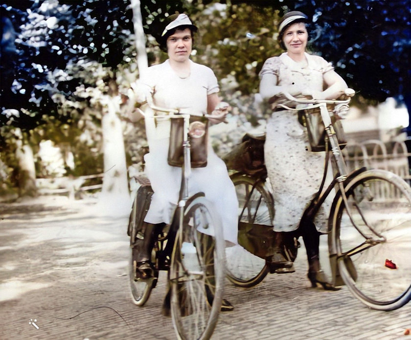 3c 1928 Anne met vriendin Oudeschans Image