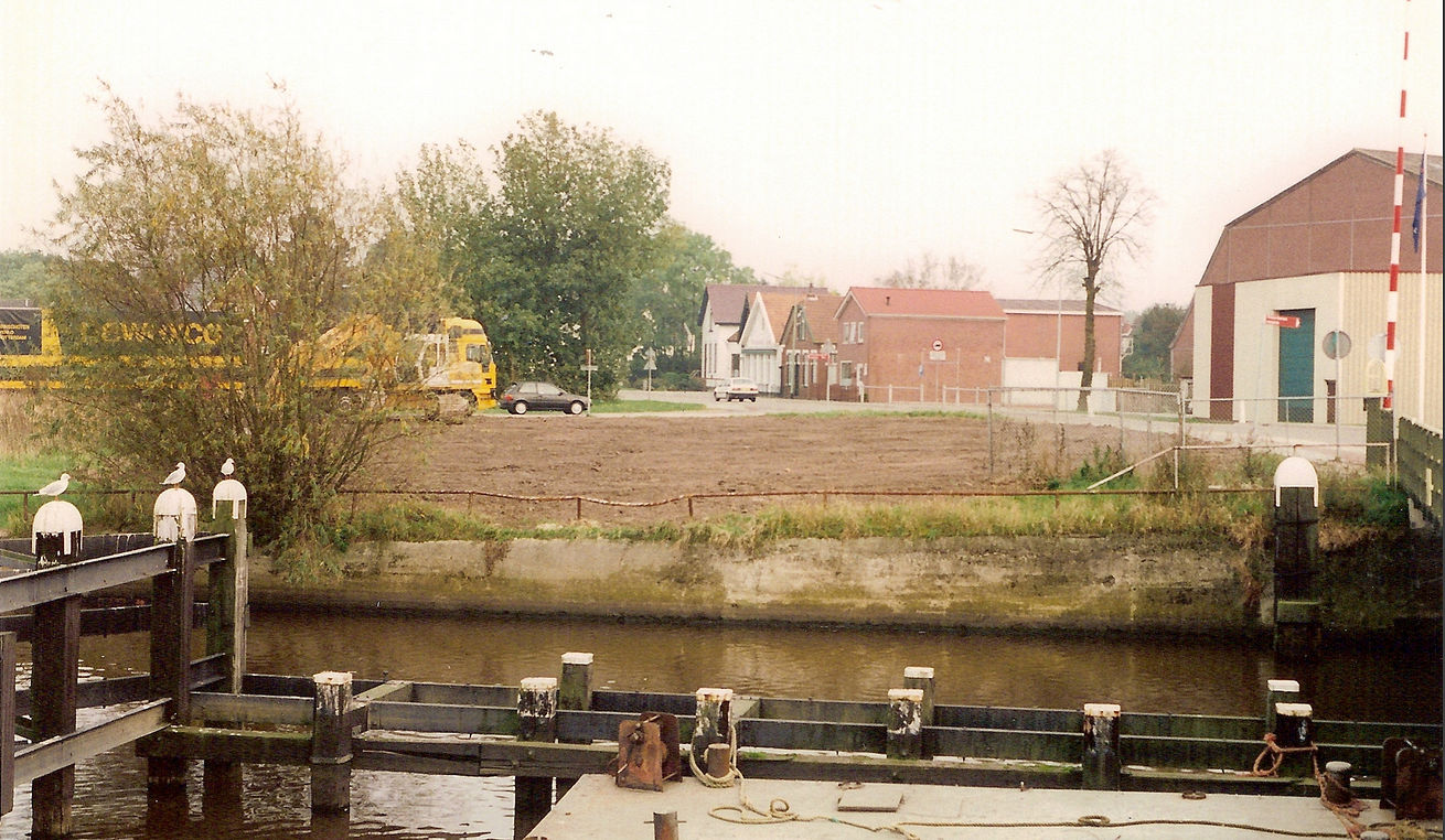 27: En dit bleef er over van de ''Dageraad'' In 1995 brandde het pand af, dus sloop was de enige optie. Wildeman was al weg. Image