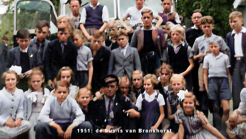 Een schoolreis uit 1951: de bus is dus van Bronkhorst. Image